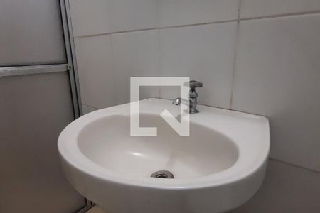 Banheiro de kitnet/studio para alugar com 1 quarto, 40m² em Centro, Campinas