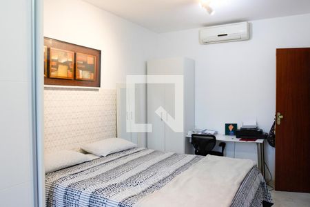 Quarto 1 de casa de condomínio para alugar com 3 quartos, 170m² em Zumbi, Rio de Janeiro