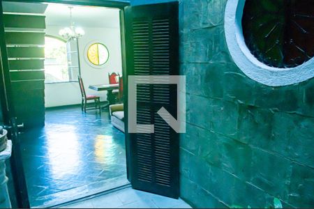 Casa de condomínio à venda com 300m², 4 quartos e 4 vagas Casa de condomínio à venda com 300m², 4 quartos e 4 vagasEspaço