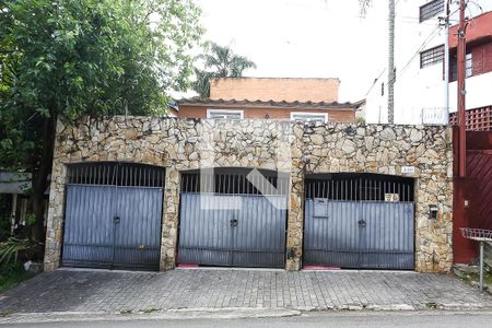 Casa para alugar com 316m², 4 quartos e 5 vagas Casa para alugar com 316m², 4 quartos e 5 vagasFachada