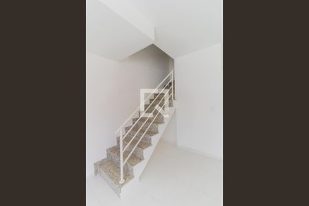 Escada de casa de condomínio para alugar com 3 quartos, 144m² em Vila Granada, São Paulo