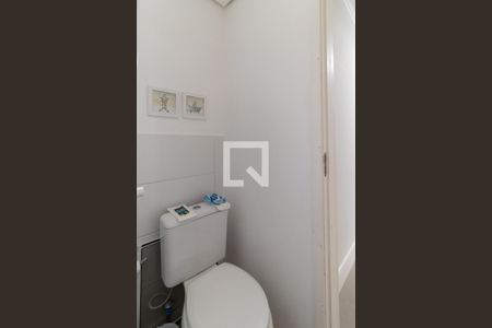 Banheiro de apartamento à venda com 2 quartos, 51m² em Vila Nova, Porto Alegre