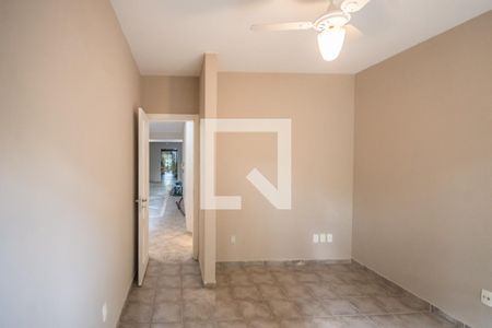 Sala de TV de casa de condomínio à venda com 3 quartos, 200m² em Jardim Chapadão, Campinas