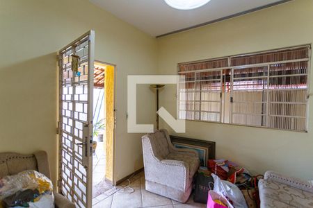 Sala 1 de casa para alugar com 3 quartos, 600m² em Santa Tereza, Belo Horizonte