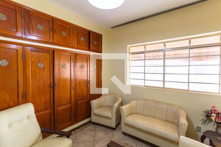 Sala 2 de casa para alugar com 3 quartos, 600m² em Santa Tereza, Belo Horizonte