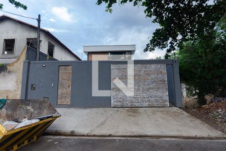 Casa à venda com 155m², 3 quartos e 4 vagas Casa à venda com 155m², 3 quartos e 4 vagasFachada