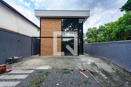 Casa à venda com 155m², 3 quartos e 4 vagas Casa à venda com 155m², 3 quartos e 4 vagasFachada