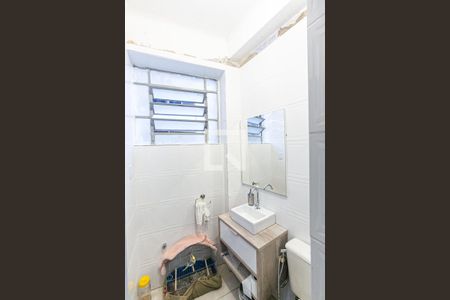 Banheiro e Área de Serviço de apartamento à venda com 3 quartos, 66m² em Centro Histórico, Porto Alegre
