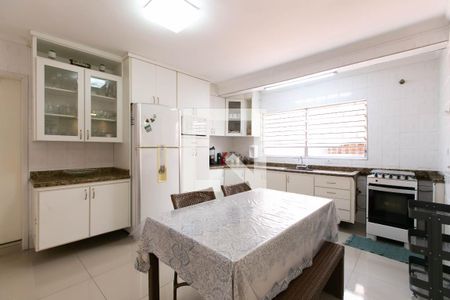 Casa à venda com 250m², 6 quartos e 4 vagas Casa à venda com 250m², 6 quartos e 4 vagasCozinha