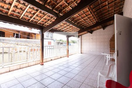 Casa à venda com 250m², 6 quartos e 4 vagas Casa à venda com 250m², 6 quartos e 4 vagasVaranda
