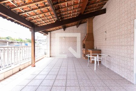 Casa à venda com 250m², 6 quartos e 4 vagas Casa à venda com 250m², 6 quartos e 4 vagasVaranda