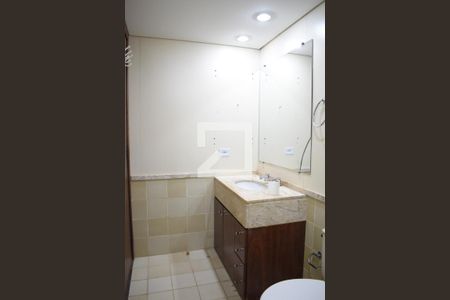 Banheiro de apartamento para alugar com 1 quarto, 45m² em Centro, Curitiba