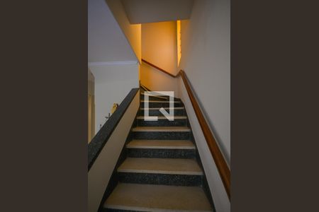 Escada de casa para alugar com 5 quartos, 300m² em Vila Monumento, São Paulo