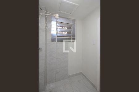 Banheiro de kitnet/studio para alugar com 1 quarto, 23m² em Centro, São Paulo