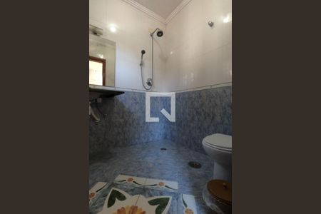 Casa de condomínio para alugar com 395m², 4 quartos e 6 vagas Casa de condomínio para alugar com 395m², 4 quartos e 6 vagasBanheiro da Suíte 2