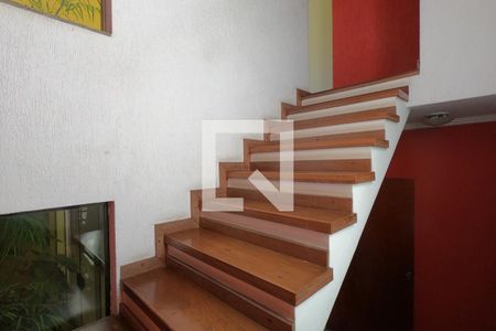 Casa de condomínio para alugar com 395m², 4 quartos e 6 vagas Casa de condomínio para alugar com 395m², 4 quartos e 6 vagasEscada