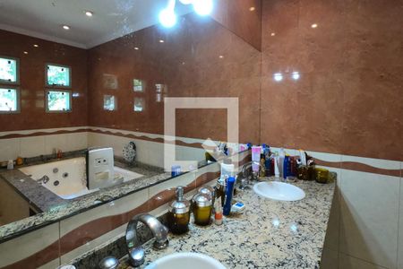 Casa de condomínio para alugar com 395m², 4 quartos e 6 vagas Casa de condomínio para alugar com 395m², 4 quartos e 6 vagasBanheiro da Suíte 1