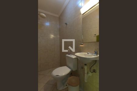 Casa de condomínio para alugar com 395m², 4 quartos e 6 vagas Casa de condomínio para alugar com 395m², 4 quartos e 6 vagasBanheiro de Serviço