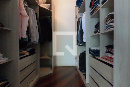 Casa de condomínio para alugar com 395m², 4 quartos e 6 vagas Casa de condomínio para alugar com 395m², 4 quartos e 6 vagasCloset da suíte 1