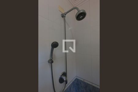 Casa de condomínio para alugar com 395m², 4 quartos e 6 vagas Casa de condomínio para alugar com 395m², 4 quartos e 6 vagasBanheiro da Suíte 2