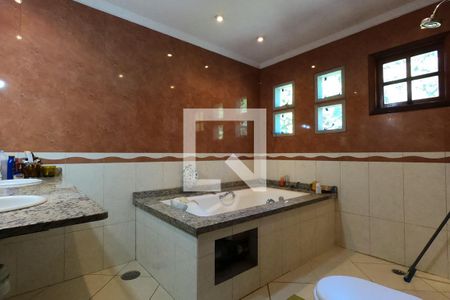 Casa de condomínio para alugar com 395m², 4 quartos e 6 vagas Casa de condomínio para alugar com 395m², 4 quartos e 6 vagasBanheiro da Suíte 1