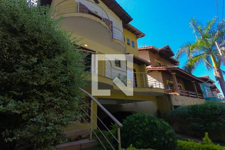 Casa de condomínio para alugar com 395m², 4 quartos e 6 vagas Casa de condomínio para alugar com 395m², 4 quartos e 6 vagasFachada