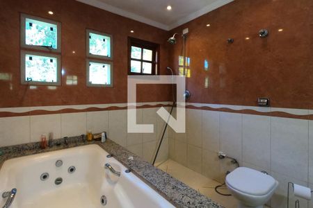 Casa de condomínio para alugar com 395m², 4 quartos e 6 vagas Casa de condomínio para alugar com 395m², 4 quartos e 6 vagasBanheiro da Suíte 1