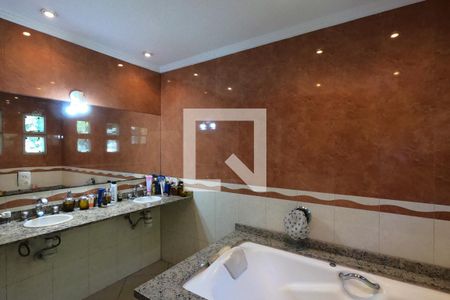 Casa de condomínio para alugar com 395m², 4 quartos e 6 vagas Casa de condomínio para alugar com 395m², 4 quartos e 6 vagasBanheiro da Suíte 1