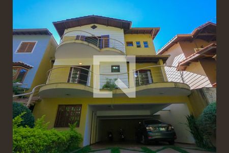 Casa de condomínio para alugar com 395m², 4 quartos e 6 vagas Casa de condomínio para alugar com 395m², 4 quartos e 6 vagasFachada