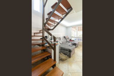 Escada da sala de casa de condomínio à venda com 4 quartos, 150m² em Medianeira, Porto Alegre