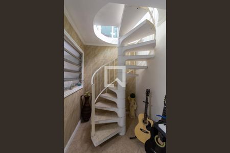 Escada de casa à venda com 3 quartos, 260m² em Jardim Nelly, São Paulo
