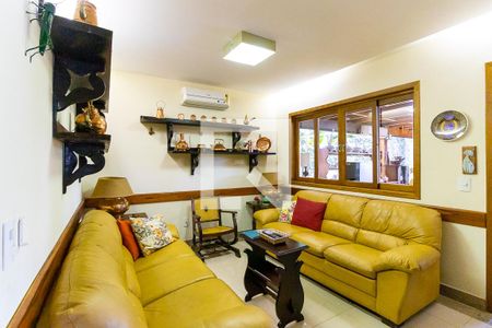 Sala de TV de casa à venda com 4 quartos, 408m² em Vila Hollândia, Campinas