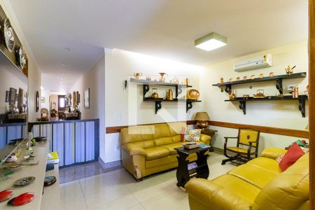 Sala de TV de casa à venda com 4 quartos, 408m² em Vila Hollândia, Campinas