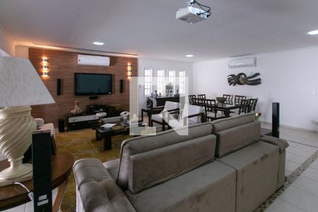 Sala de casa de condomínio para alugar com 6 quartos, 617m² em Barra da Tijuca, Rio de Janeiro