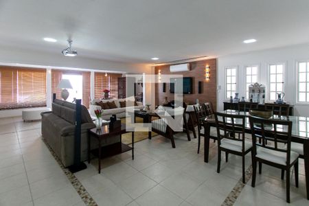 Sala de casa de condomínio para alugar com 6 quartos, 617m² em Barra da Tijuca, Rio de Janeiro