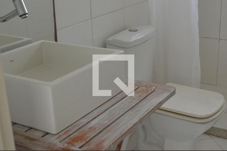 Banheiro de apartamento à venda com 1 quarto, 43m² em Menino Deus, Porto Alegre