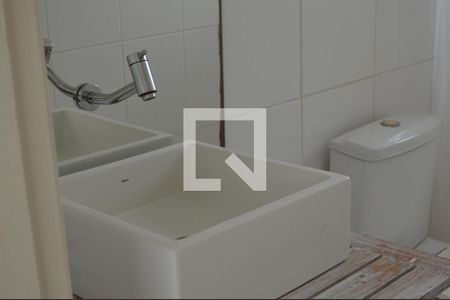 Banheiro de apartamento à venda com 1 quarto, 43m² em Menino Deus, Porto Alegre