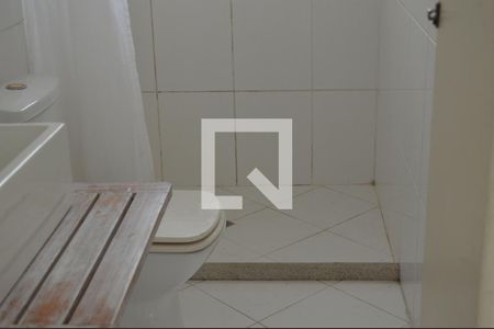 Banheiro de apartamento à venda com 1 quarto, 43m² em Menino Deus, Porto Alegre