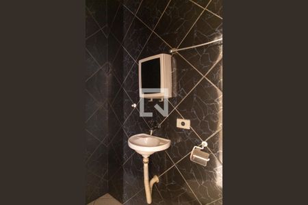 Banheiro de casa para alugar com 2 quartos, 64m² em Piraporinha, Diadema