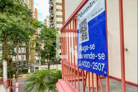 Apartamento à venda com 157m², 3 quartos e 2 vagas Apartamento à venda com 157m², 3 quartos e 2 vagasPlaca instalada na Varanda