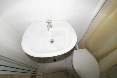 Banheiro de casa de condomínio para alugar com 1 quarto, 40m² em Jardim Rossin, São Paulo