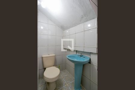 Banheiro de casa de condomínio para alugar com 2 quartos, 50m² em Jardim Rossin, São Paulo