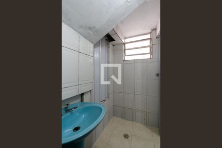 Banheiro de casa de condomínio para alugar com 2 quartos, 50m² em Jardim Rossin, São Paulo