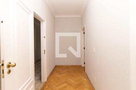 Casa à venda com 1300m², 4 quartos e 4 vagas Casa à venda com 1300m², 4 quartos e 4 vagasCorredor