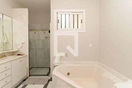 Casa à venda com 1300m², 4 quartos e 4 vagas Casa à venda com 1300m², 4 quartos e 4 vagasBanheiro Suite Master