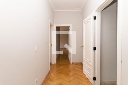 Casa à venda com 1300m², 4 quartos e 4 vagas Casa à venda com 1300m², 4 quartos e 4 vagasCorredor