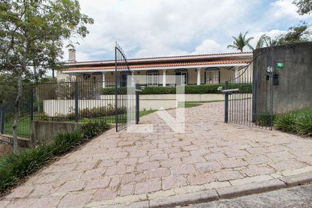 Casa à venda com 1300m², 4 quartos e 4 vagas Casa à venda com 1300m², 4 quartos e 4 vagasFachada