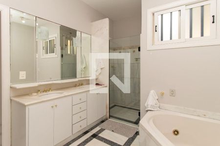 Casa à venda com 1300m², 4 quartos e 4 vagas Casa à venda com 1300m², 4 quartos e 4 vagasBanheiro Suite Master