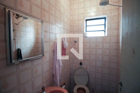 Casa à venda com 100m², 4 quartos e 2 vagas Casa à venda com 100m², 4 quartos e 2 vagasBanheiro de Serviço