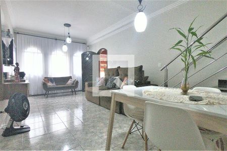 Casa à venda com 225m², 3 quartos e 6 vagasSala